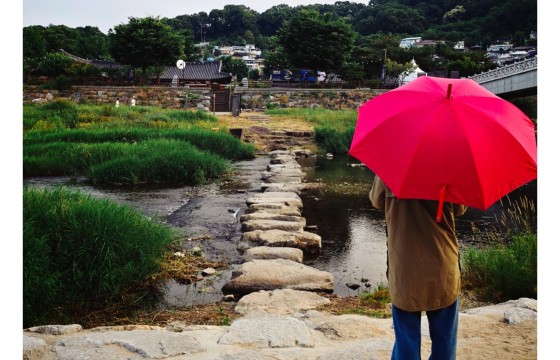 정겨운 천변에서 마주한 서정적인 쉼표