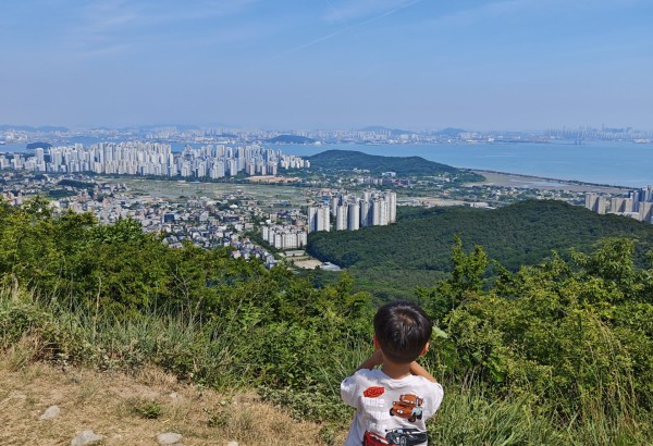작은 뒷 모습, 넓게 펼쳐진 세상